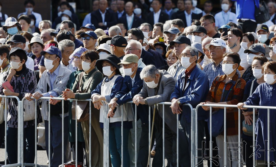 10月15日下午在福岛县内，众院选举公告发布后，人们聚集起来倾听候选人发表街头演说。。（图：共同社）