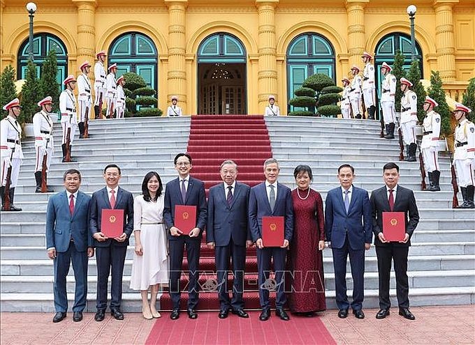 党中央总书记、国家主席苏林（中）同越南驻各国与国际组织特命全权大使合影。（图：越通社）