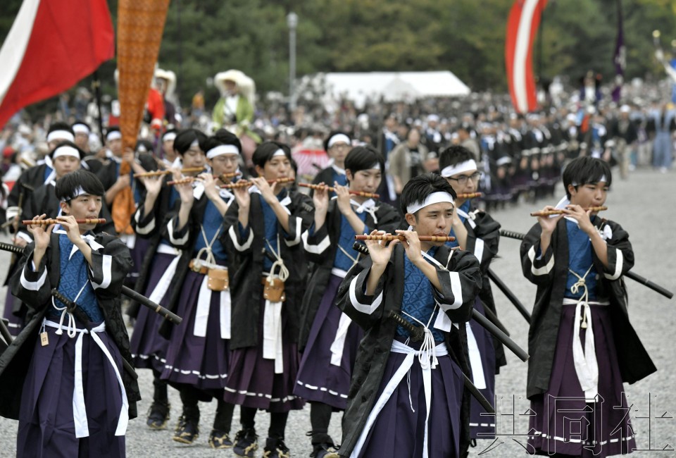 在京都御苑出发的“时代祭”队伍。（图：共同社）