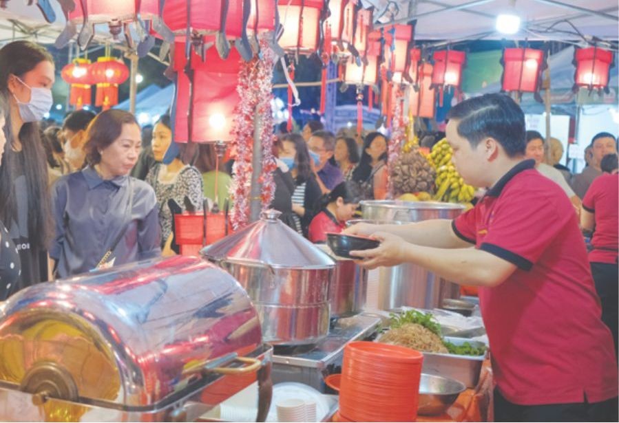 首次堤岸饮食盛会吸引广大国内外游客参加。