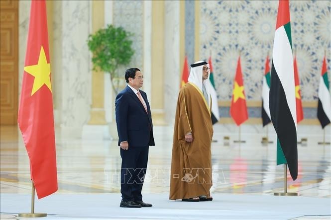 阿联酋副总统谢赫·曼苏尔·本·扎耶德·阿勒纳哈扬（Sheikh Mansour bin Zayed Al Nahyan）主持仪式，欢迎越南政府总理范明政及夫人和越南高级代表团对阿联酋进行正式访问。（图：越通社）