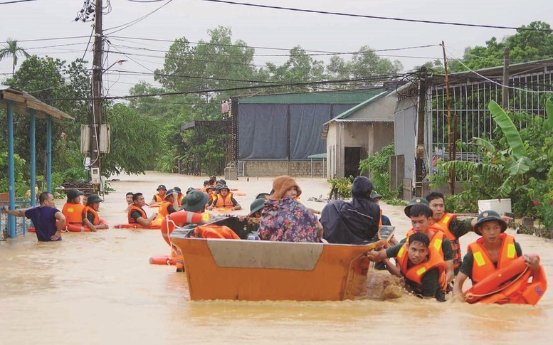 广平边防部队及时疏散遭遇洪水地区人员。（图：VGP）