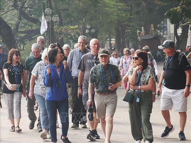 今年10月份，前来我国国际游客约达142万人次，同比增27.6%。（图：越通社）