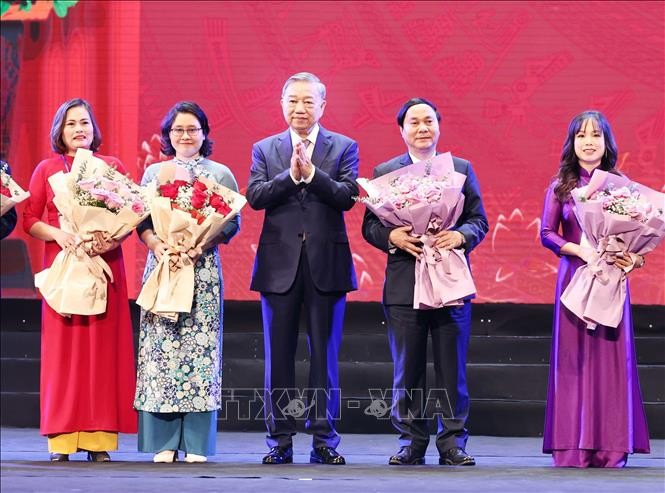 党总书记苏林赠送鲜花祝贺教师与教育管理干部。（图：越通社）