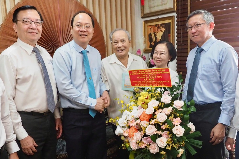 市委常务副书记阮胡海和市领导团探访综合大学原校长李和副教授。（图：黄雄）