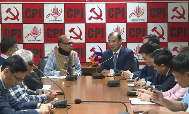 越南《共产杂志》代表团和印度共产党（CPI）代表团举行工作会谈。（图：越通社）