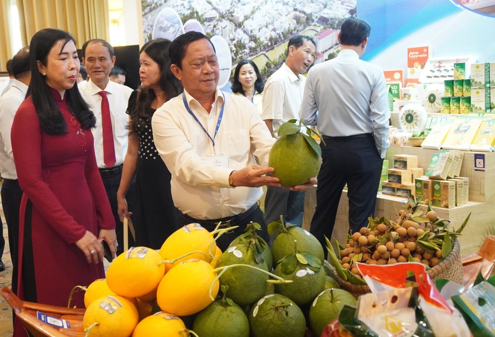 代表们参观并了解安江省的各种农产品。（图：黄雪）