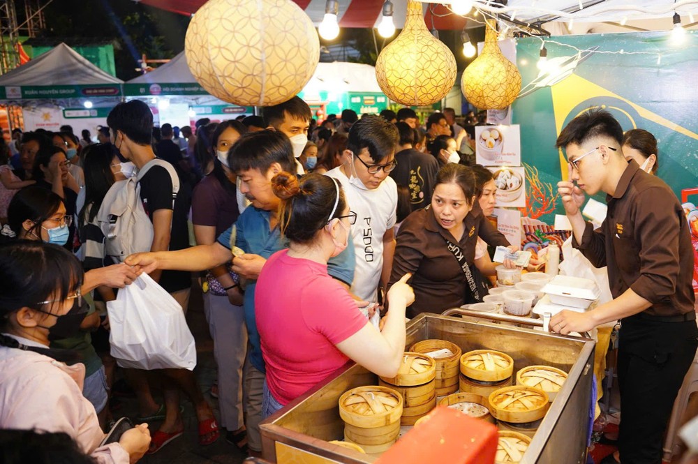 首个堤岸饮食盛会吸引广大市民参加。