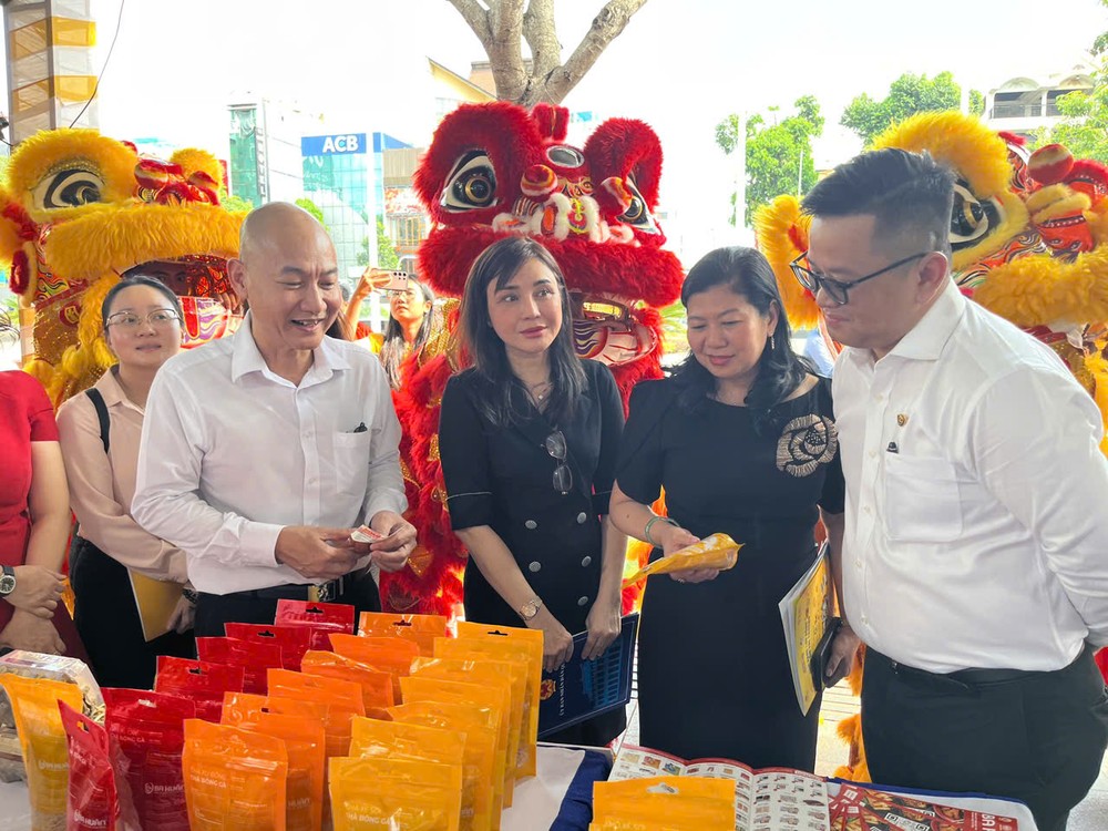 市工商厅副厅长阮原方与各代表参观平抑物价展位。