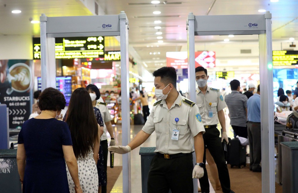 乘客在机场安检区接受安全检查。（图：VGP）