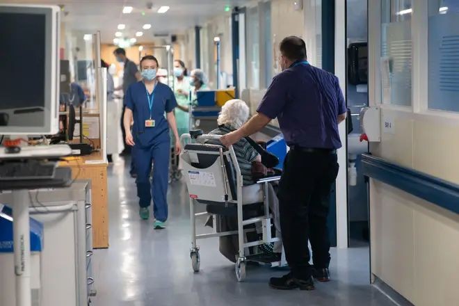 NHS 主管警告称，流感感染将“如潮水般涌来”。（图：Alamy）