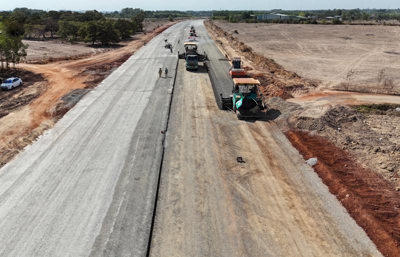 建设中的边和-头顿高速公路。（图：美丽）