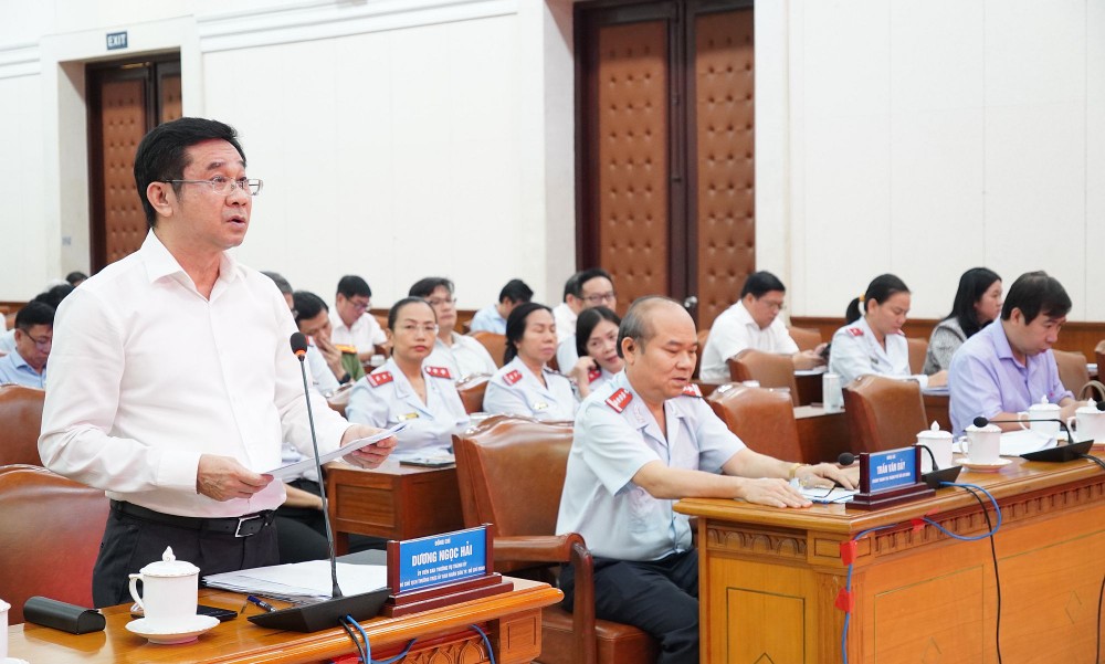 市人委会常务副主席杨玉海（站）在胡志明市直播点作会议书面报告。（图：秋红）