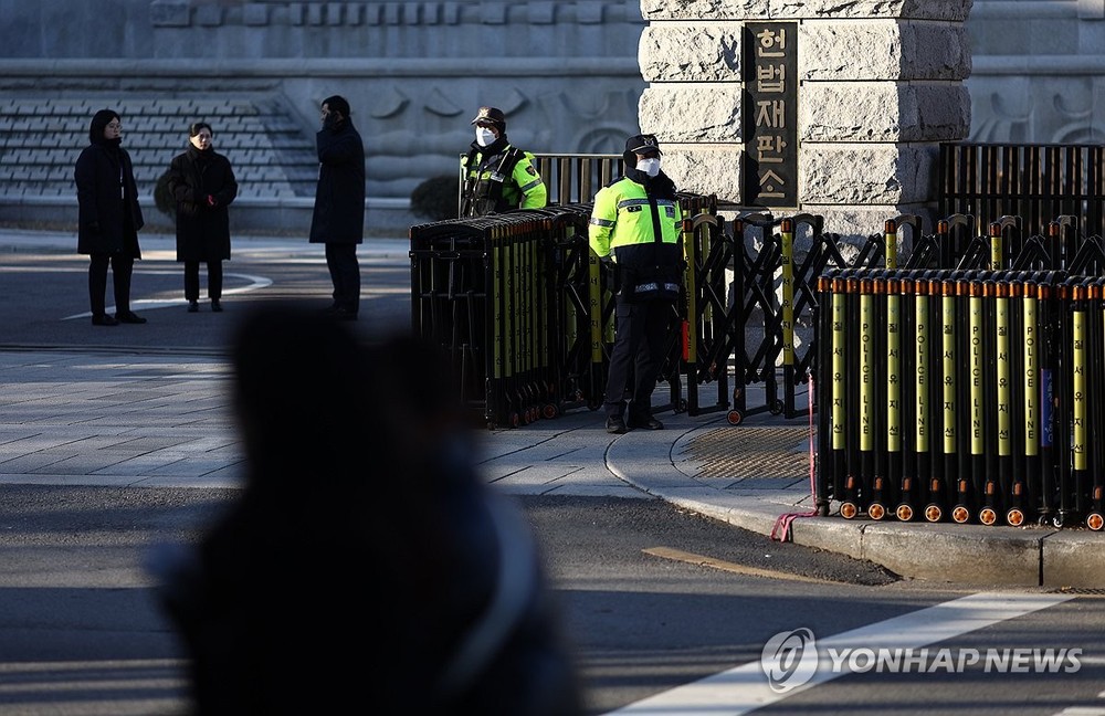 宪院前警员们正在执勤。（图：韩联社）