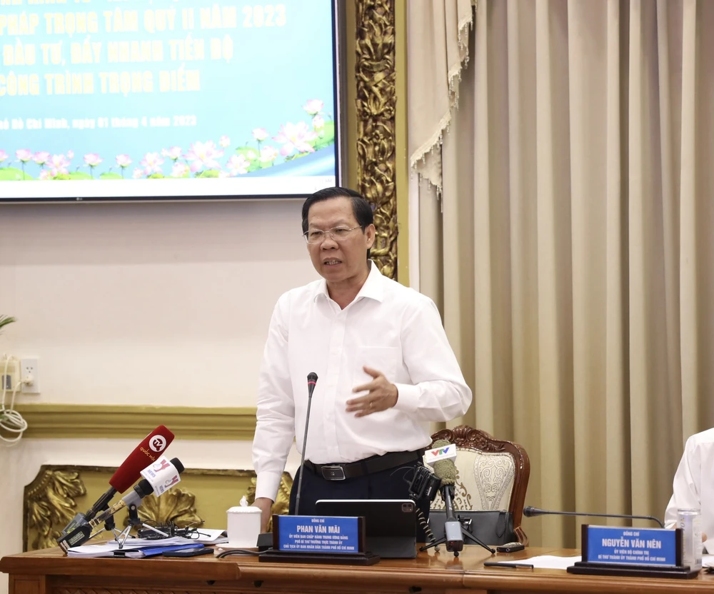 Chủ tịch UBND TPHCM Phan Văn Mãi tại cuộc họp sáng 1-4. Ảnh TTBC
