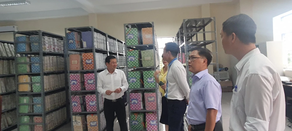Giám đốc Sở TN-MT TPHCM Nguyễn Toàn Thắng (trái) kiểm tra công tác lưu trữ hồ sơ tại chi nhánh Văn phòng đăng ký đất đai Nhà Bè