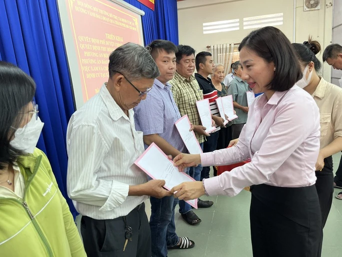 Bà Phạm Thị Thanh Hiền- Chủ tịch UBND huyện Củ Chi trao quyết định đền bù cho người dân bị ảnh hưởng từ dự án Vành đai 3