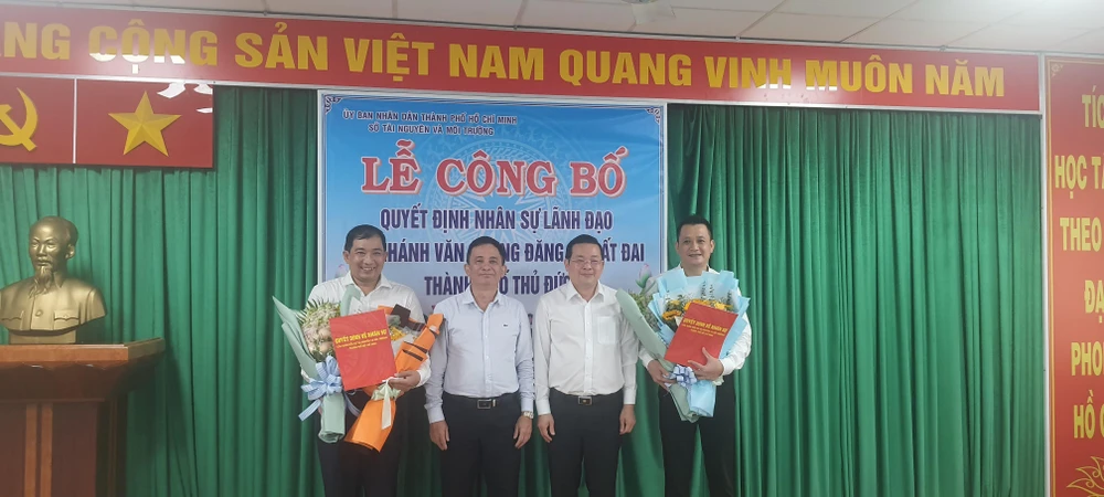 Ông Nguyễn Toàn Thắng - Giám đốc Sở TNMT (thứ 2 từ phải qua) và ông Nguyễn Kỳ Phùng, Phó Chủ tịch TP Thủ Đức tặng hoa chúc mừng ông Quân (bìa phải) và ông Phương (bìa trái)
