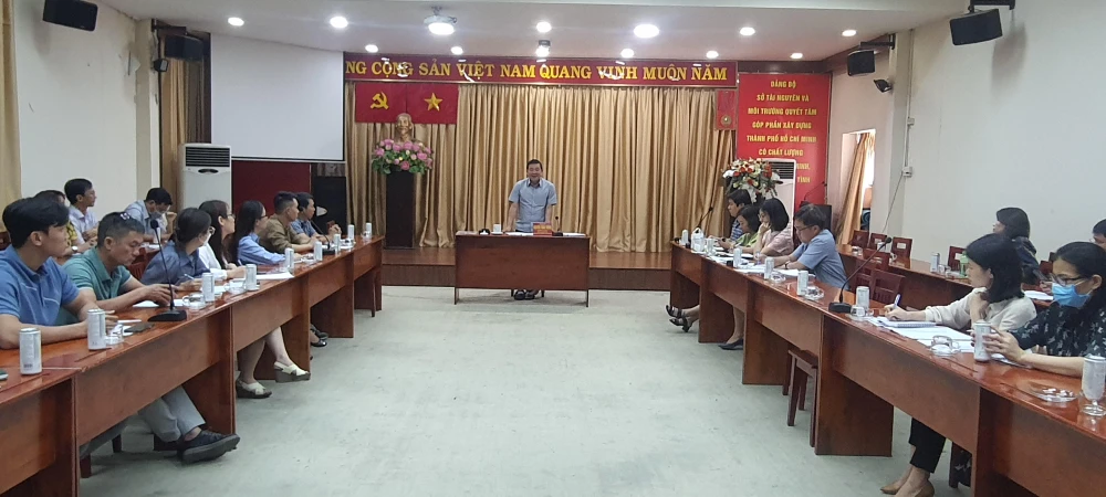 Giám đốc Sở TNMT TP Nguyễn Toàn Thắng trao đổi cùng DN