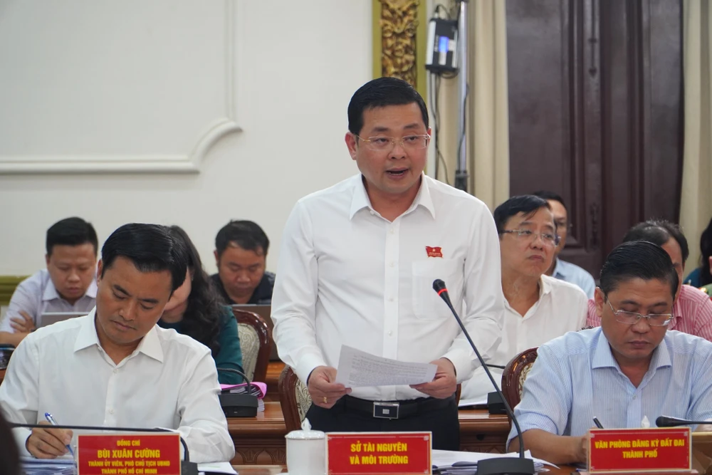 Giám đốc Nguyễn Toàn Thắng báo cáo tại phiên giải trình