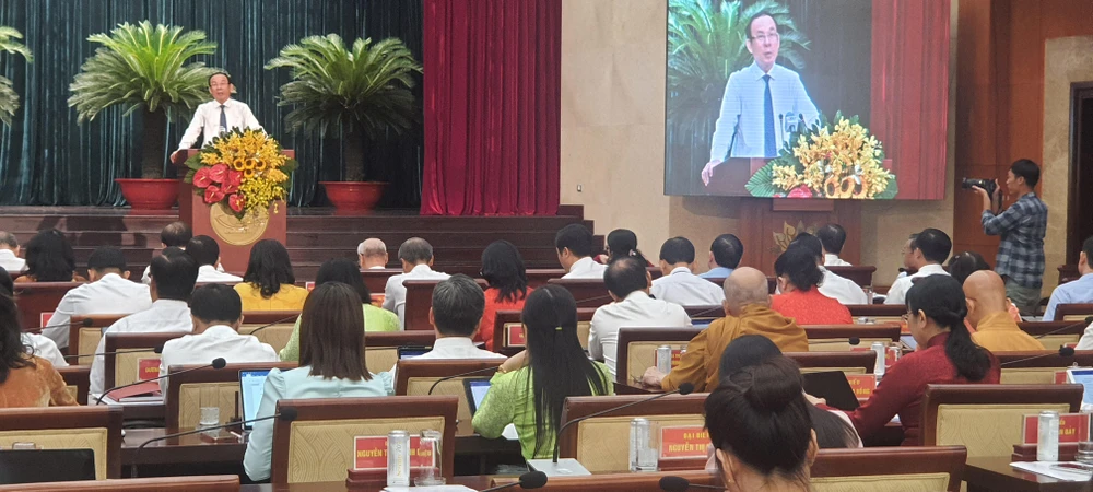 Bí thư Nguyễn Văn Nên phát biểu tại phiên khai mạc