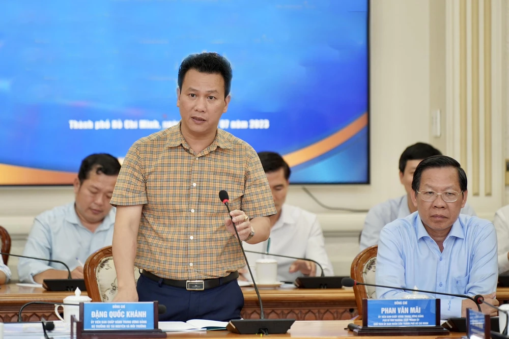 Bộ trưởng Bộ TNMT Đặng Quốc Khánh phát biểu tại buổi làm việc. Ảnh Hoàng Hùng
