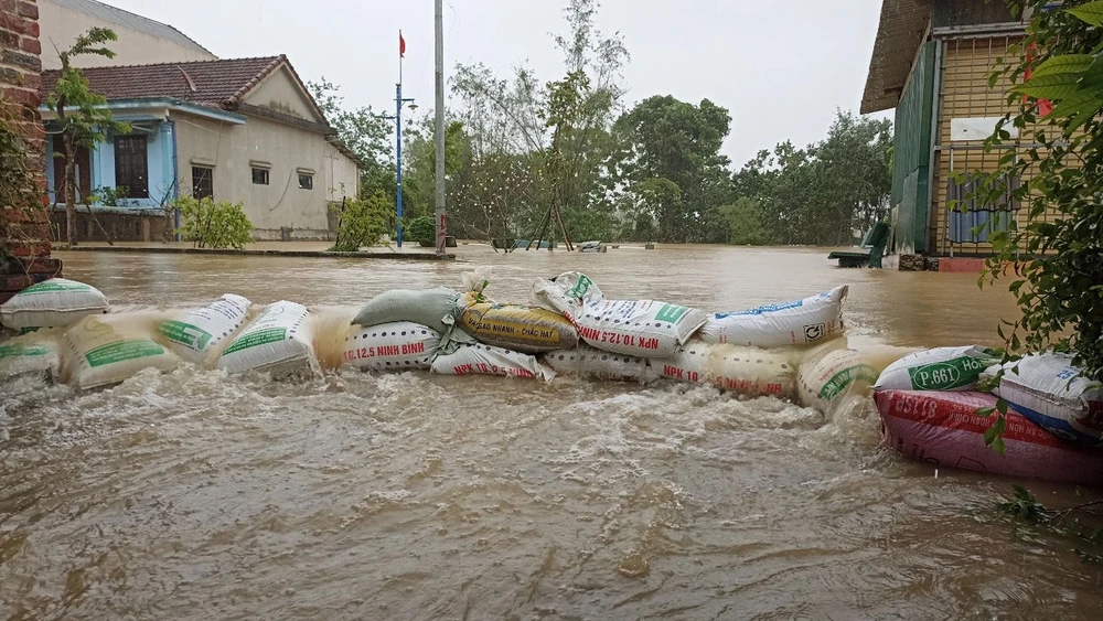 Biến đổi khí hậu dẫn đến ngập lụt và hạn hán ảnh hưởng nghiêm trọng đến cuộc sống của người dân