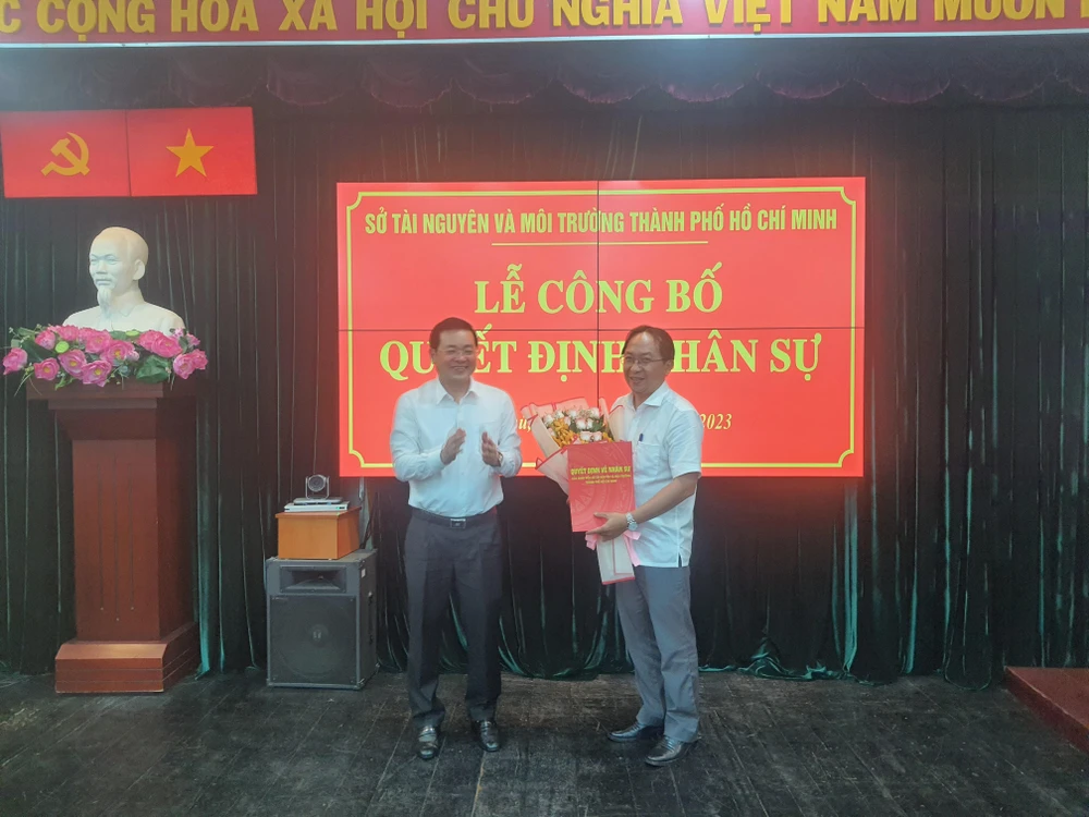 Giám đốc Sở TN-MT TPHCM Nguyễn Toàn Thắng trao quyết định cho ông Nguyễn Thái Hùng