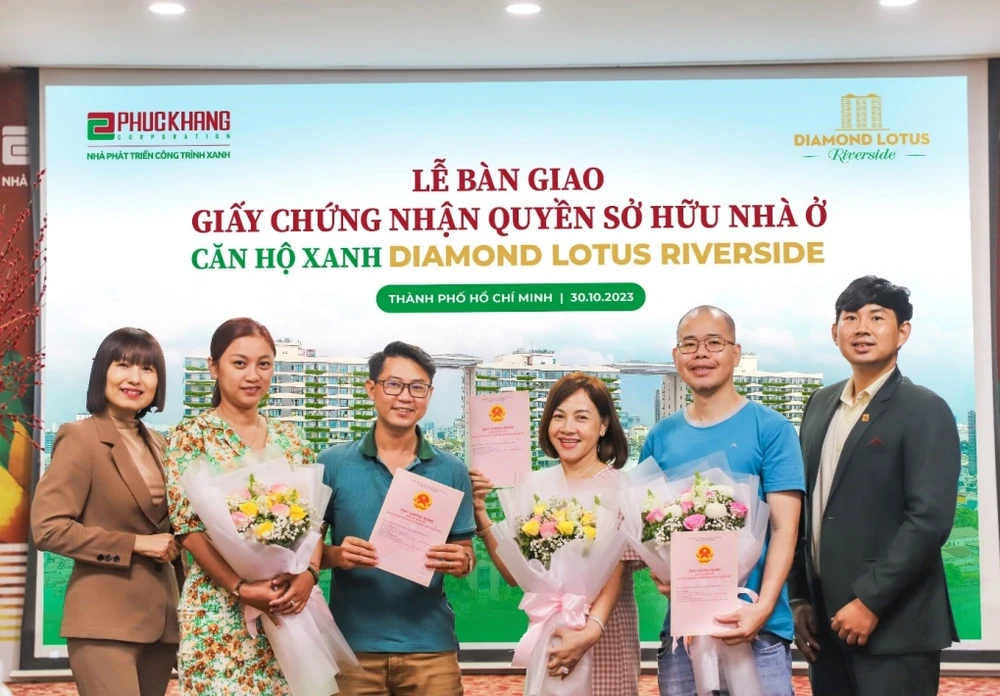 Đại diện chủ đầu tư trao sổ hồng cho cư dân xanh Diamond Lotus Riverside