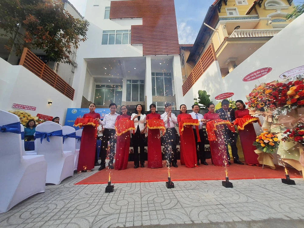 Phó Chủ tịch HĐND TPHCM Nguyễn Văn Dũng cùng các đại biểu cắt băng khánh thành