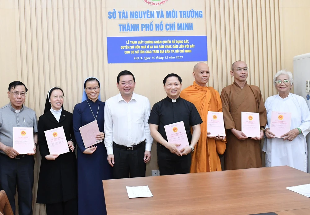 Giám đốc Sở TNMT Nguyễn Toàn Thắng chụp hình lưu niệm với đại diện các cơ sở tôn giáo nhận Giấy Chứng nhận. Ảnh: VIỆT DŨNG