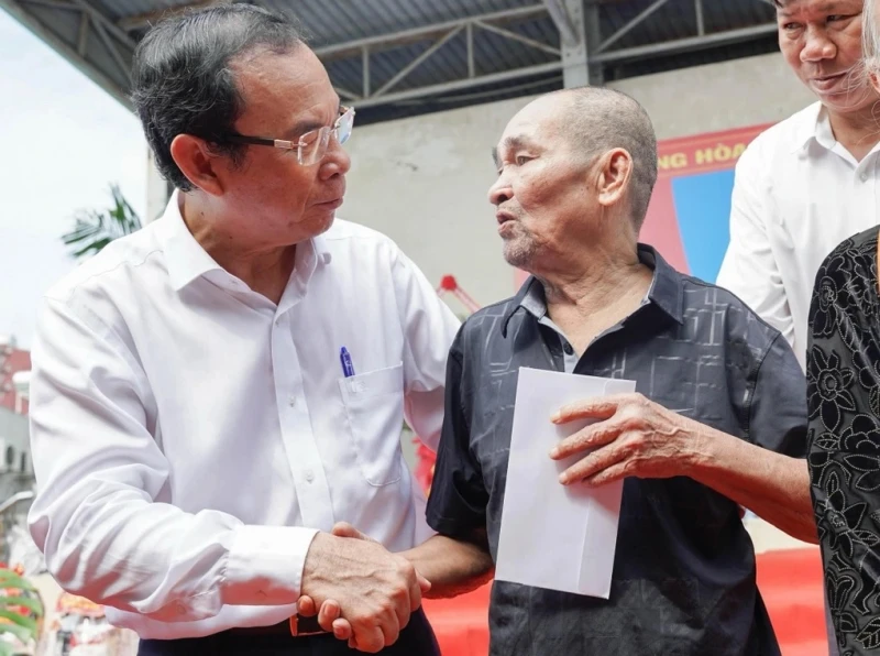 Bí thư Thành ủy Nguyễn Văn Nên thăm hỏi người dân trong dịp Tết