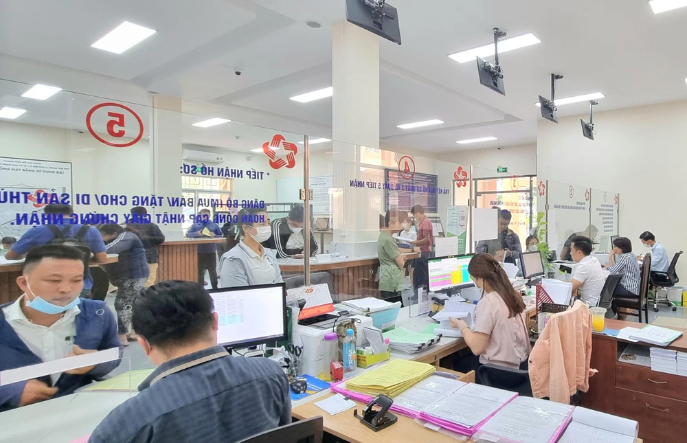 Người dân làm thủ tục cấp GCN tại Tân Phú