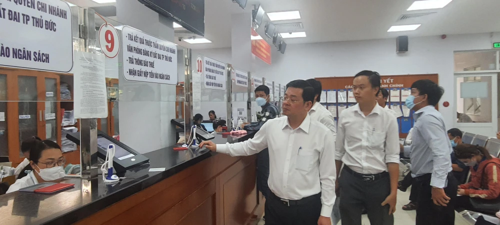 Giám đốc Sở TNMT Nguyễn Toàn Thắng kiểm tra công tác cấp GCN tại CN VP ĐKĐĐ TP Thủ Đức