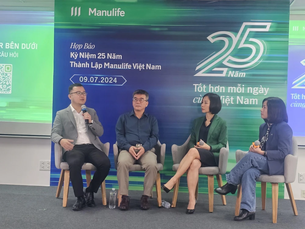 Bà Tina Nguyễn (áo xanh)- Tổng giám đốc Manulife Việt Nam, cùng các khách mời chia sẻ thông tin tại buổi họp báo