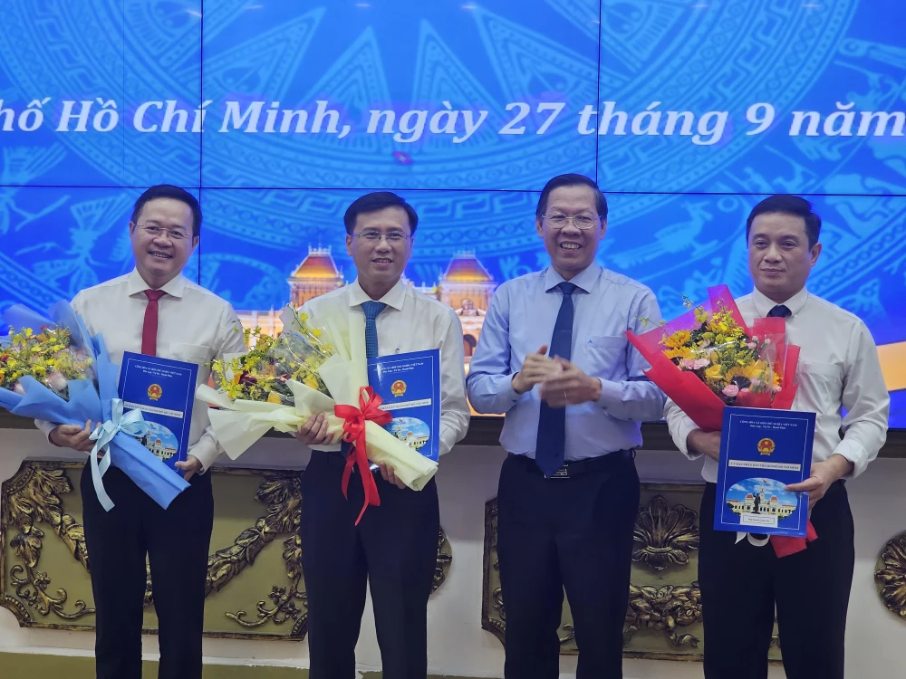 Chủ tịch Phan Văn Mãi trao quyết định cho ông Đinh Khắc Huy (bìa trái), Nguyễn Trung Anh (bìa phải) và Nguyễn Minh Nhựt