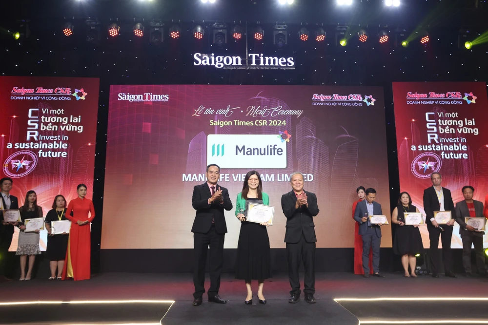 Bà Lay Hoon Tan - đại diện Manulife Việt Nam nhận hoa và bằng vinh danh tại chương trình Saigon Times CSR 2024