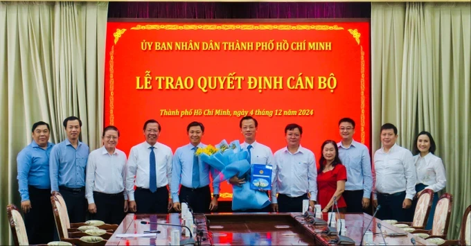 Chủ tịch UBND TPHCM Phan Văn Mãi (thứ 4 từ trái qua) và Chủ tịch UBND quận 12 Nguyễn Văn Đức (thứ 5 từ trái sang) tại lễ trao quyết định