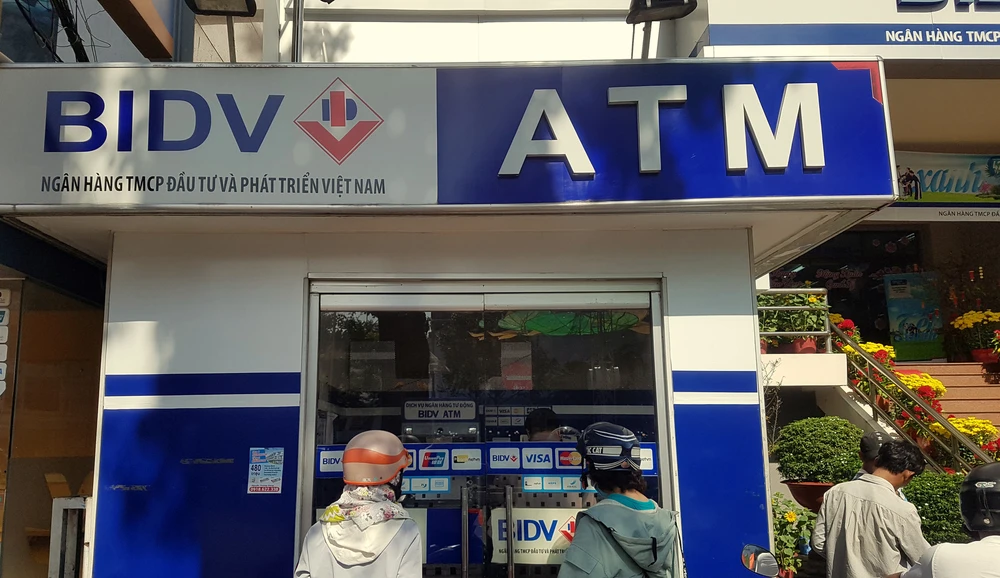 Cây ATM của BIDV tại Đại lộ Hòa Bình, TP Cần Thơ báo lỗi khi khách hàng thực hiện giao dịch rút tiền mặt