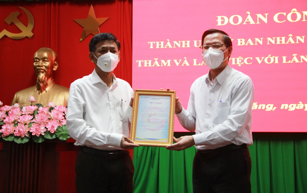 Chủ tịch UBND TPHCM Phan Văn Mãi trao Thư cám ơn đến Tỉnh ủy, HĐND, UBND, Ủy ban MTTQ và Nhân dân tỉnh Sóc Trăng