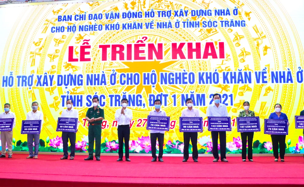 Ông Lâm Văn Mẫn, Bí thư Tỉnh ủy Sóc Trăng (thứ 5 từ trái sang) trao bảng tượng trưng phân bổ 849 căn nhà cho các đơn vị. Ảnh: TUẤN QUANG