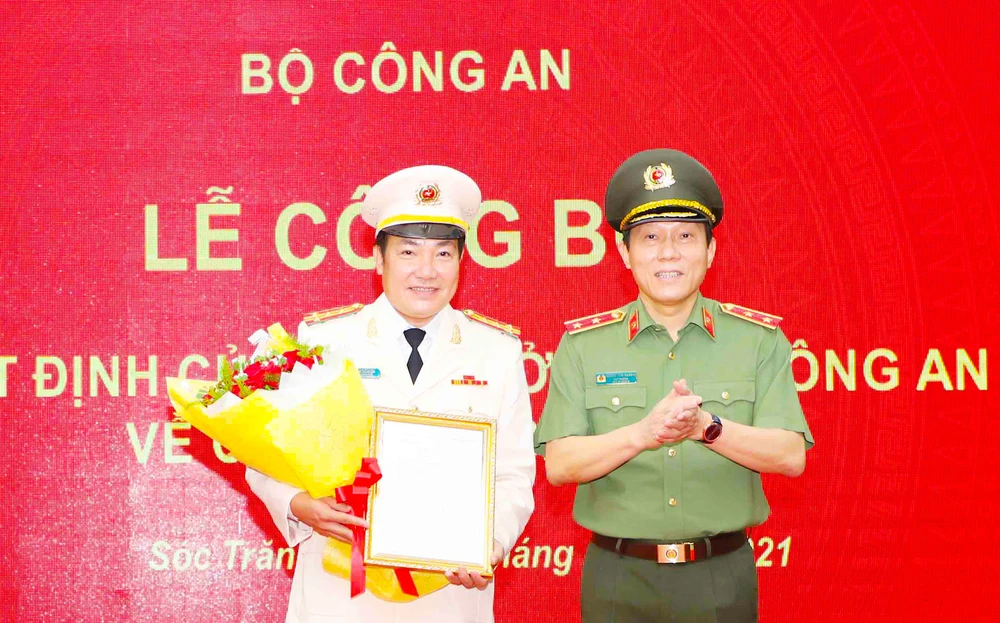 Đại tá Lâm Thành Sol (trái) giữ chức Giám đốc Công an tỉnh Sóc Trăng