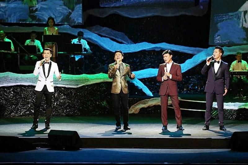 4 giọng ca nam chính trên sân khấu liveshow Cung đàn xưa