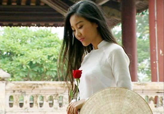 Đoan Trang dịu dàng với tà áo dài trắng trong MV