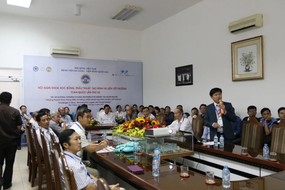 Tiến sĩ, Bác sĩ Nguyễn Phan Tú Dung báo cáo trước Hội đồng khoa học. Ảnh: NGUYÊN KHÔI