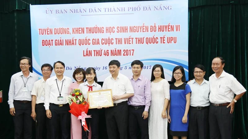 Lãnh đạo UBND TP Đà Nẵng tặng bằng khen và tiền thưởng cho em Nguyễn Đỗ Huyền Vi 