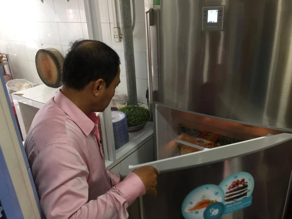 Chi cục Vệ sinh An toàn thực phẩm TP Đà Nẵng kiểm tra quán cơm gà B.B. Ảnh: NGUYÊN KHÔI