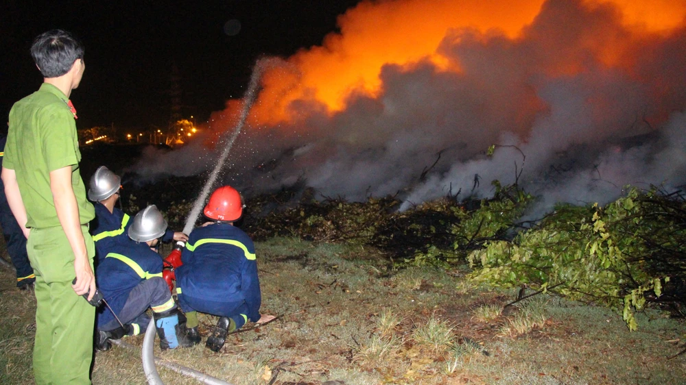 Lực lượng chữa cháy chuyên nghiệp phải mất gần 6 giờ mới dập tắt được đám cháy 