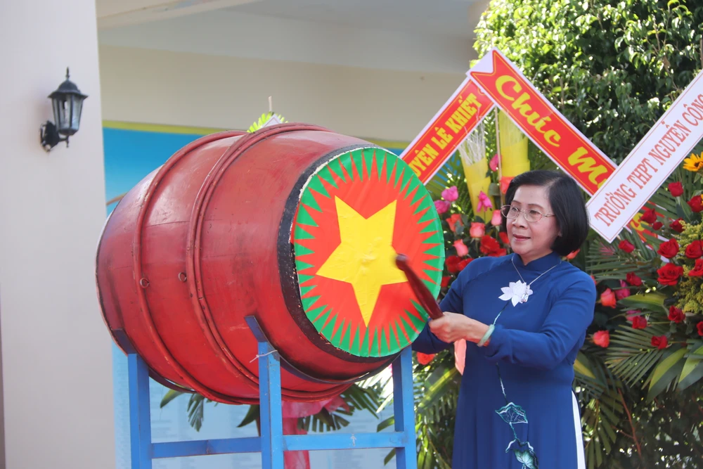 Bà Nguyễn Thị Thu Hà, Giám đốc Trung tâm, nguyên Phó Bí thư Thành uỷ TPHCM đánh trống khai trường 