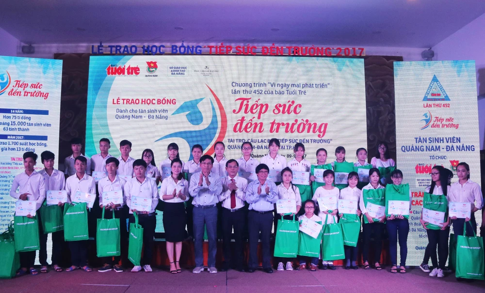 Trao học bổng Tiếp sức đến trường cho 144 tân sinh viên Quảng Nam - Đà Nẵng 